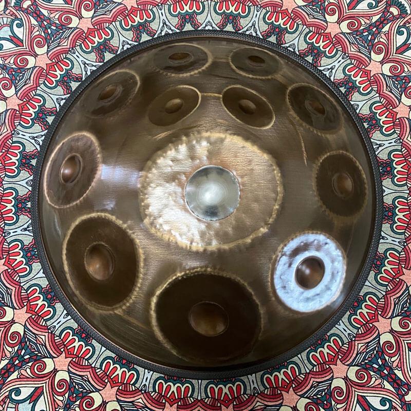 MiSoundofNature Maßgeschneiderte Ember Steel High End Handpan-Trommel Kurd Scale D-Moll 22 Zoll 14(12+2) Töne, Verfügbar in 432 Hz und 440 Hz 