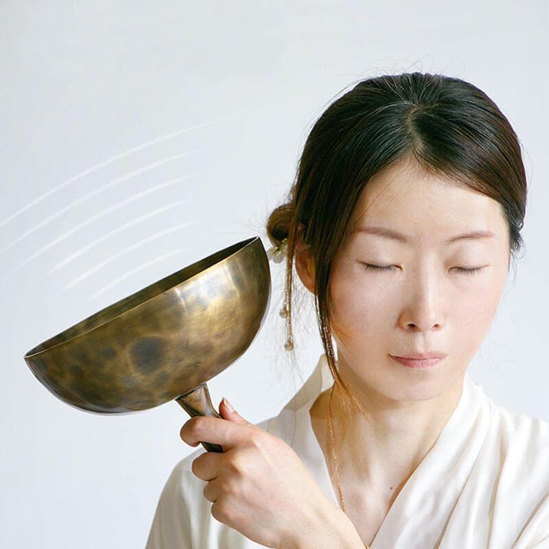 MiSoundofNature Handmade Nepalese Singing Bowl with Handle, 20 - 22cm Tibetan Sound Bowl Meditation Chakra Healing Brass Bowl